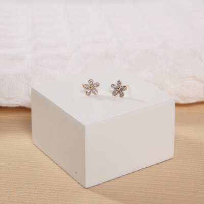 Brinco flor com zircônias