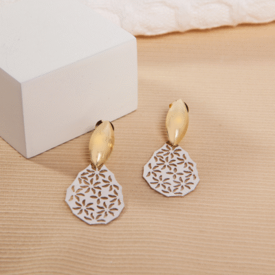 Brinco base fosca oval com pingente gota floral
